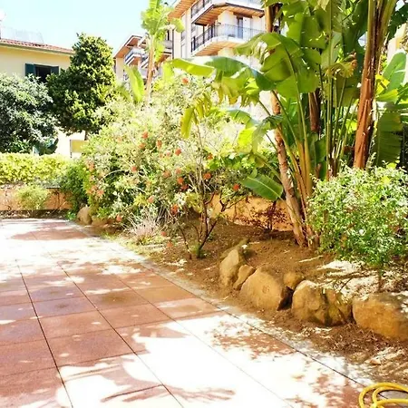 R3 - Two-bedroom With Private Sunny Garden Bordighera