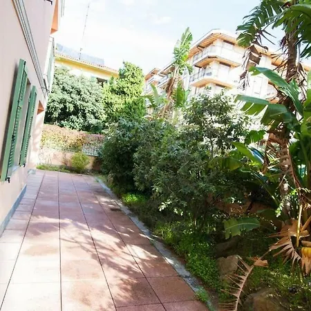 R3 - Two-bedroom With Private Sunny Garden Apartmán Bordighera